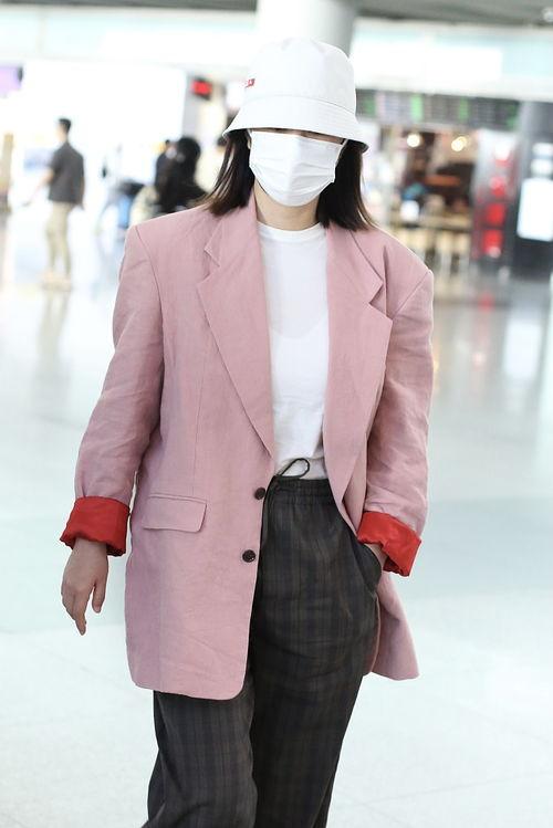粉色西服照片,时尚粉色西服的优雅演绎